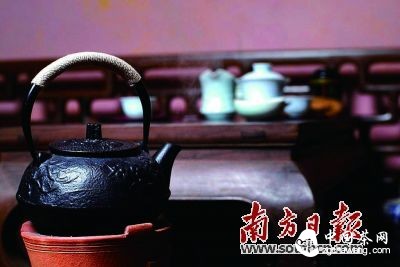 每次看人家泡工夫茶，都心疼那些倒掉的水。一壶矿泉水好端端的，倒掉一半，干嘛？洗壶洗杯洗茶，煮沸的清水涤过玩具般小巧的壶杯碗碟哗啦啦地往雕花茶船上倾泻，好奢侈呵。