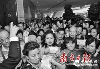 15日上午8时，白天鹅宾馆宏图府重开早茶，市民从四面八方赶来捧场，场面热闹。南方日报记者